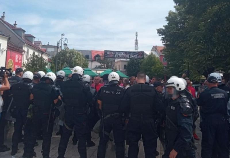 Prosvjedi u Cetinju: Prosvjednici srušili ogradu na Dvorskom trgu